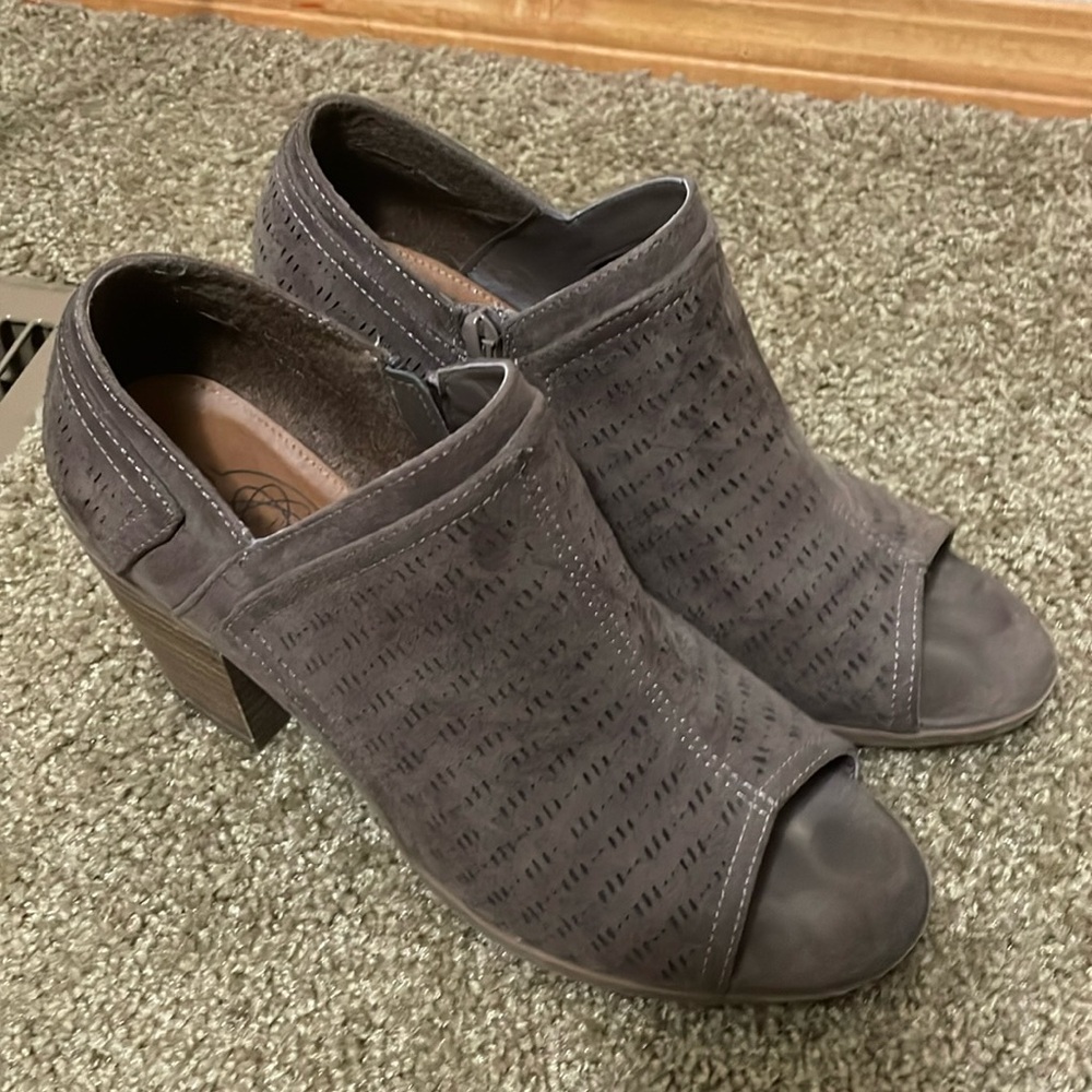 Hocus Pocus Women’s Size 8 Gray Peep Toe Ankle Booties Cutout Block Heel
